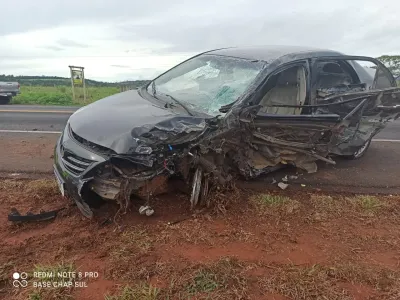 Imagem da notícia Carro fica destruído em colisão com carreta na saída de Chapadão do Sul na MS-306